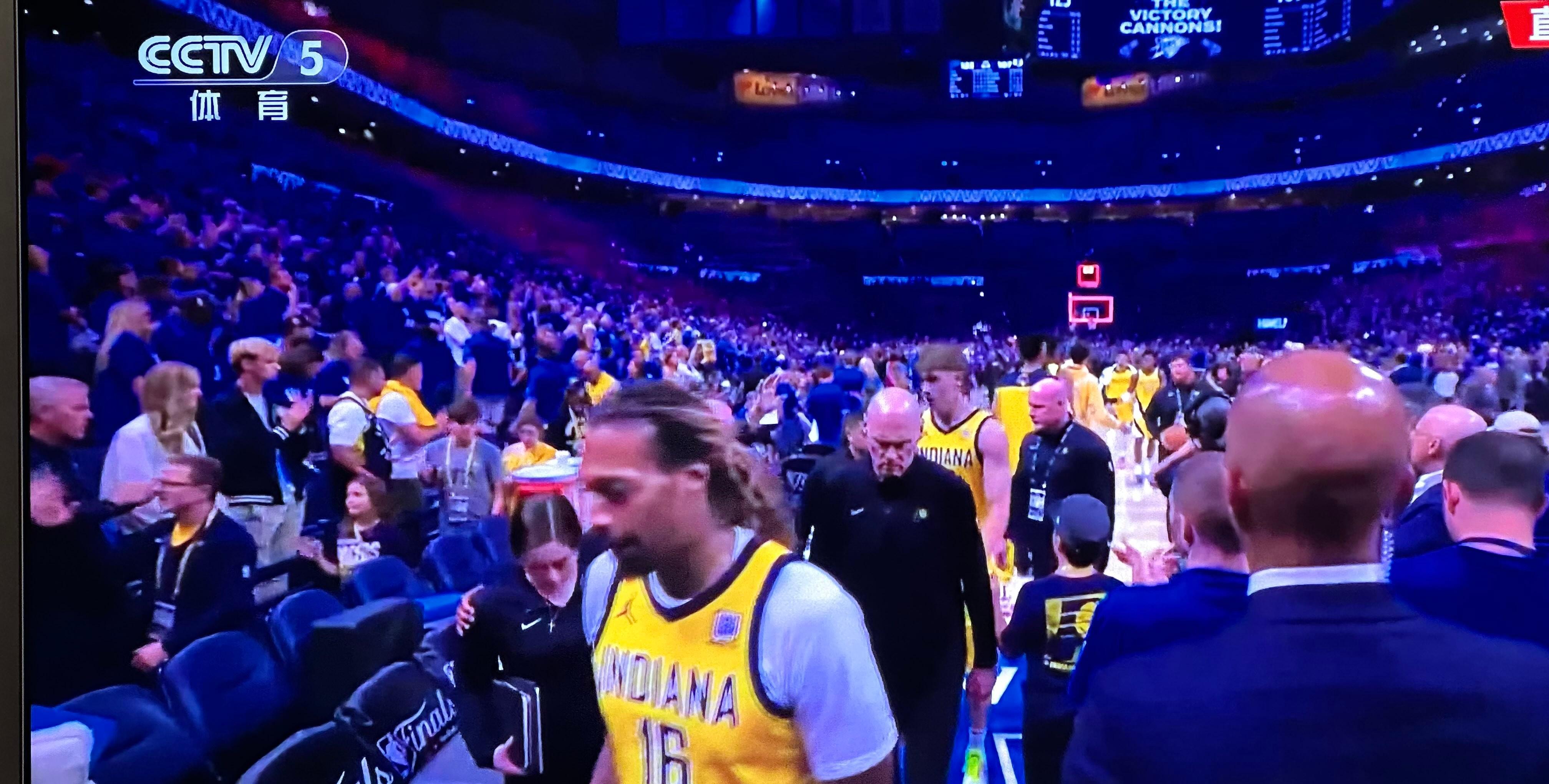 出色发挥首场状态出色，巴塞罗那观众沸腾！，杜兰特重返赛场观众掌声雷动的简单介绍