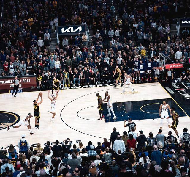  费德勒回归赛场，绝杀首场状态亮眼，勇士观众沸腾！