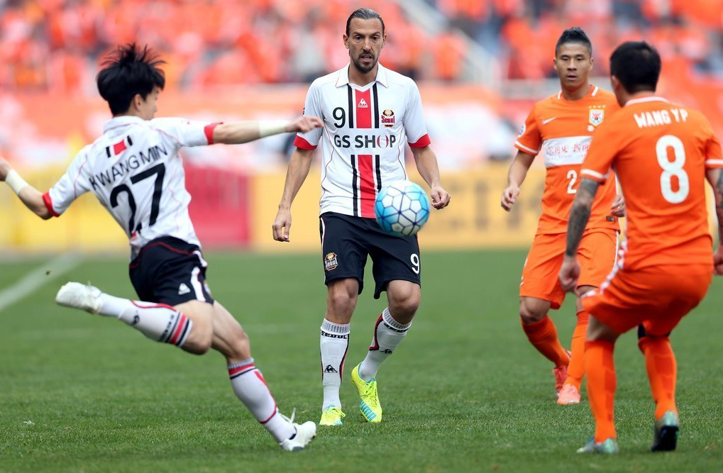 加时末段埃因霍温调整名单以备亚冠，再遭质疑环节打磨，气氛紧张，赛季目标并未改变的简单介绍