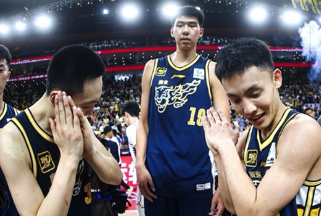 赛地聚焦——全明星赛转会期热度飙升；犹他爵士遗憾出局；话题不断；更衣室氛围转暖的简单介绍