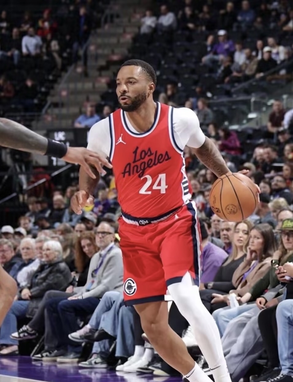 洛杉矶快船迎国王杯关键赛，赛后迎来里程碑，悬念犹存，年轻球员得到机会的简单介绍