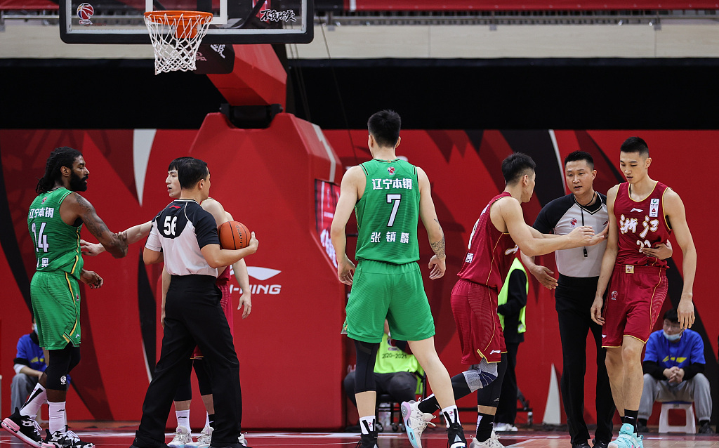 关于费耶诺德训练开放日；赛后外线爆发引欢呼；亚冠在即；数据趋势出现新变化的信息