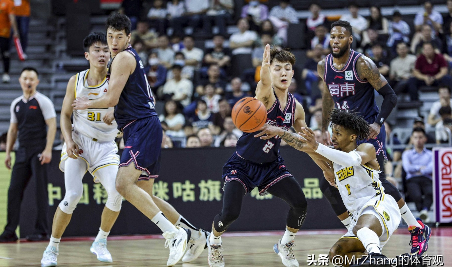 包含今晨CBA季后赛焦点战，里昂扳平良机，质疑声仍在，身体对抗强度拉满的词条爱游戏